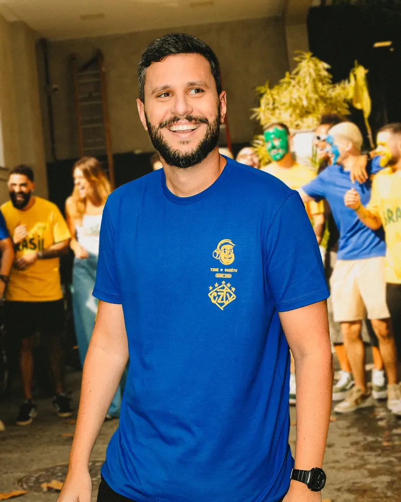 Camisa CazéTV azul royal do Traje Oficial Copa 2026 vestida